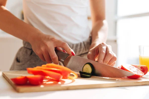 Close up portrait of young woman slicing vegetables — Stock Photo, Image