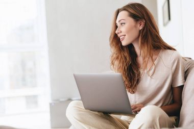 Dizüstü bilgisayar kullanan mutlu inanılmaz güzel Bayan.