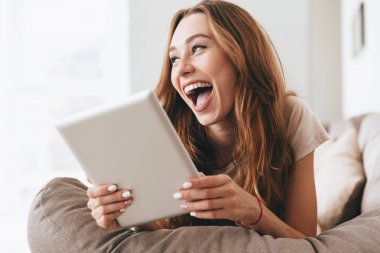 Tablet bilgisayar kullanarak inanılmaz güzel Bayan.