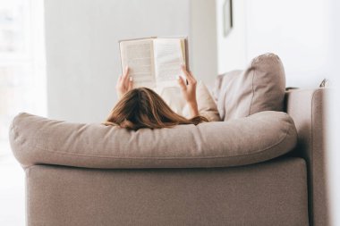 Yalan ve kitap okuma kadın arkadan görünüm