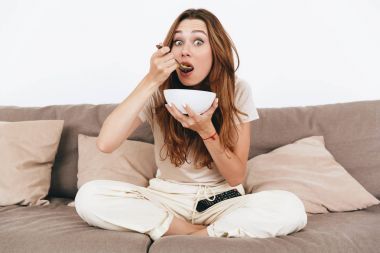 Güzel Bayan izle Tv şaşırtıcı konsantre.