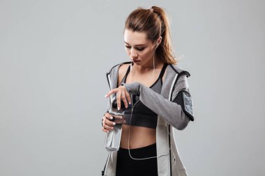 Genç spor kadın aç şişeyi sakin