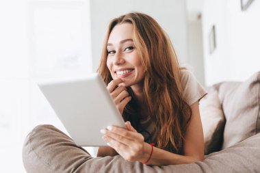 Tablet bilgisayar kullanarak mutlu güzel Bayan.