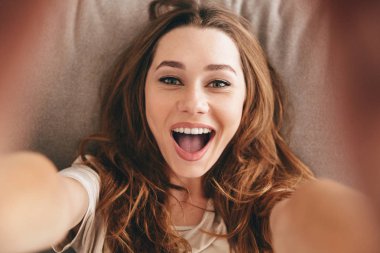 Resim Amazing mutlu duygusal güzel Bayan yapmak selfie.
