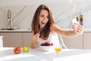 Bir selfie alarak gülümseyen genç kadın