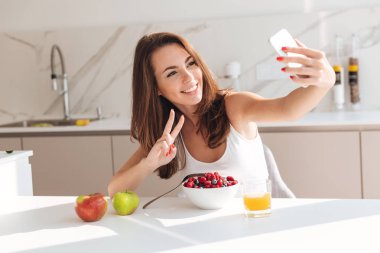 Bir selfie alarak mutlu güzel kadın