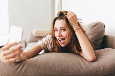 İnanılmaz duygusal güzel Bayan yapmak selfie telefonla.