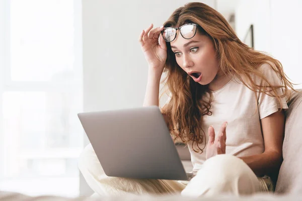 Senhora chocada usando computador portátil . — Fotografia de Stock