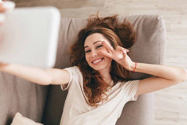 Pozitif kadın barış hareketi selfie yaparken gösterilen