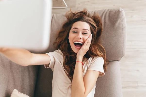 Smartphone kameraya gülümseyen güzel kadın