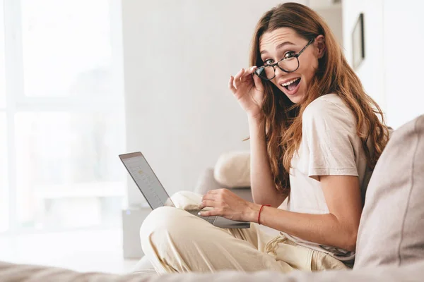 Glada fantastiska vackra damen använda Tablet PC: n. — Stockfoto