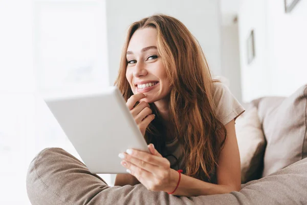 Senhora bonita feliz usando computador tablet . — Fotografia de Stock
