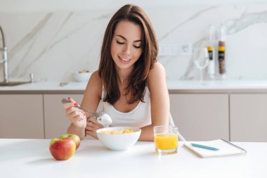 Kahvaltıda mısır gevreği tahıl yemek çekici gülümseyen kadın
