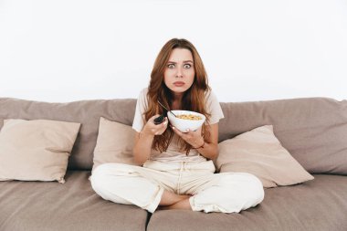 Güzel Bayan izle Tv şaşırtıcı konsantre.