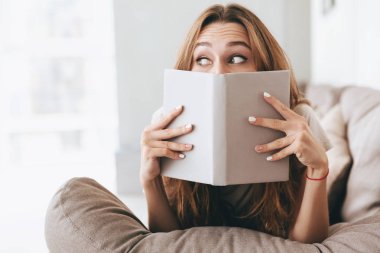 Güzel Bayan yüz kitap ile kaplama.