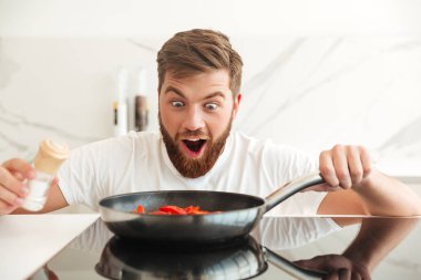 Sebze tuz serpin mutlu şok sakallı adam