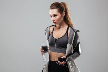 Ciddi yorgun spor kadın su ile