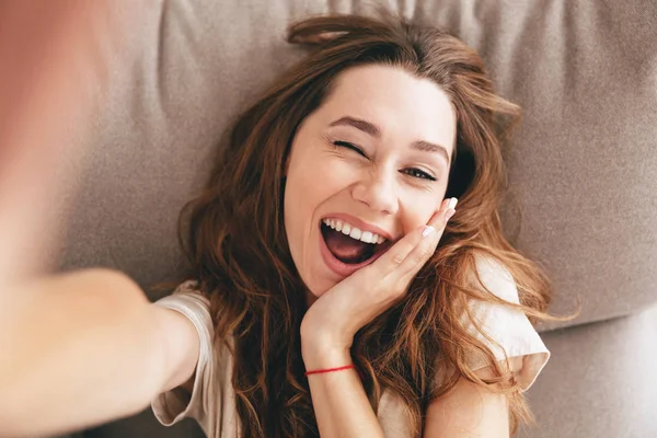 Imagem incrível feliz emocional bonita senhora fazer selfie . — Fotografia de Stock