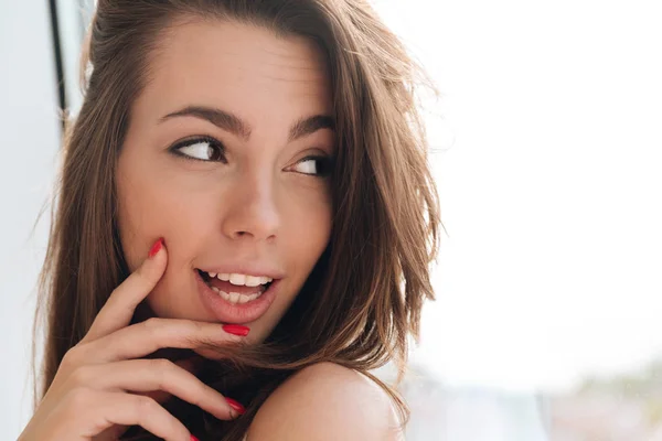 Primer plano retrato de una chica encantadora feliz con el pelo largo —  Fotos de Stock