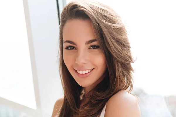 Close up portrait of a smiling lovely girl with long hair — Stock Photo, Image