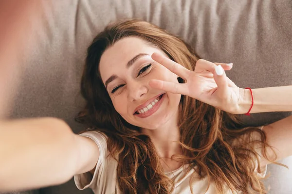 Incroyable émotionnelle jolie dame faire selfie faire geste de paix . — Photo