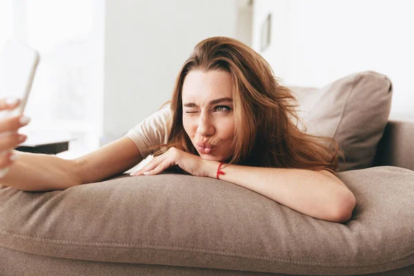Mutlu duygusal güzel Bayan yapmak selfie telefonla.
