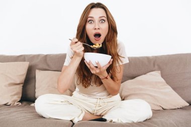 Güzel Bayan izle Tv şaşırtıcı konsantre.