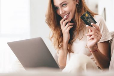Kredi kartı dizüstü bilgisayarı kullanarak Lady resmi kırpmak.