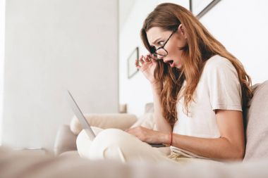 Tablet bilgisayar kullanarak şok şaşırtıcı Bayan.