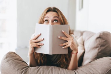 Güzel Bayan yüz kitap ile kaplama.
