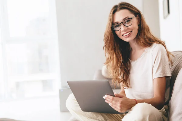 Glücklich erstaunlich hübsche Dame mit Laptop-Computer. — Stockfoto