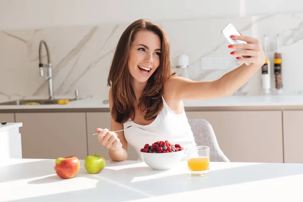 Sorrindo jovem mulher tomando uma selfie — Fotografia de Stock