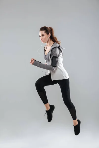 Imagen vertical de la mujer deportiva corriendo — Foto de Stock