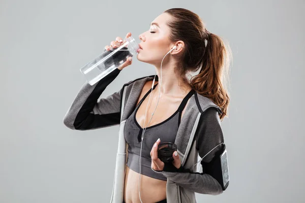 Seitenansicht einer müden Frau, die Wasser trinkt — Stockfoto