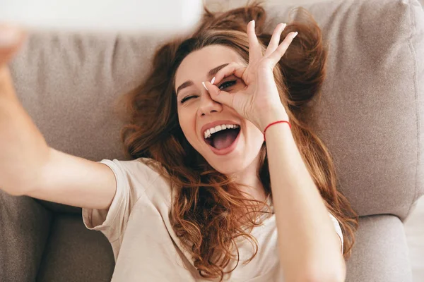 Gelukkig emotionele vrouw maken van grappige selfie — Stockfoto