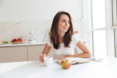 Mutlu genç kadın oturma sırasında kahve içme