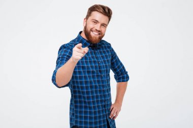 Neşeli sakallı adam izole kamera işaret