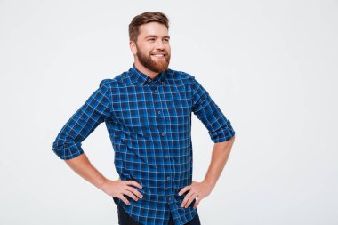 Neşeli sakallı adam bir kenara izole ayakta iken arayan