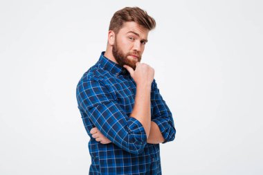 Düşünceli ciddi adam üzerinde beyaz izole poz