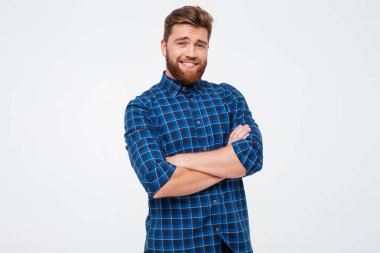 Mutlu adam beyaz bitti izole katlanmış ellerle gülümseyen