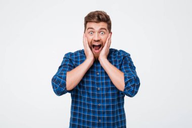 Gülümseyen ve beyaz bitti izole yüzünü tutarak mutlu adam