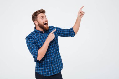 Yakışıklı adam beyaz bitti izole kopya alanı işaret