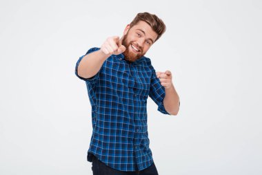 Neşeli pozitif adam işaret ve siling kamera için