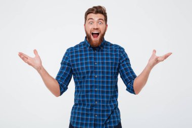 Şaşırmış mutlu adam kamera ile açılan ağız arıyorsunuz