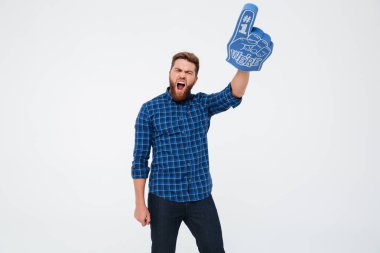 Genç adam kazanan fan parmak isoloated gösterilen