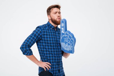 Kendine güvenen delikanlı fan parmağını üfleme