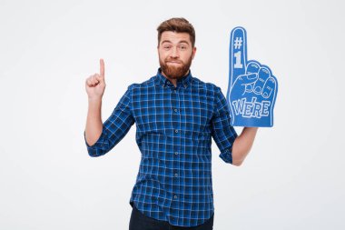 Dalgın adam kamera seyir fan parmak ile karışık