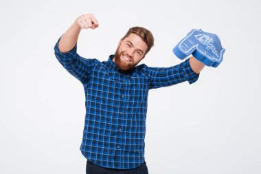 İzole kamera işaret fan parmak ile mutlu adam