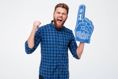 Mutlu bir adam fan kazanmak ve izole fan parmak giymek