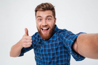 Selfie yapma Kareli gömlekli mutlu sakallı adam